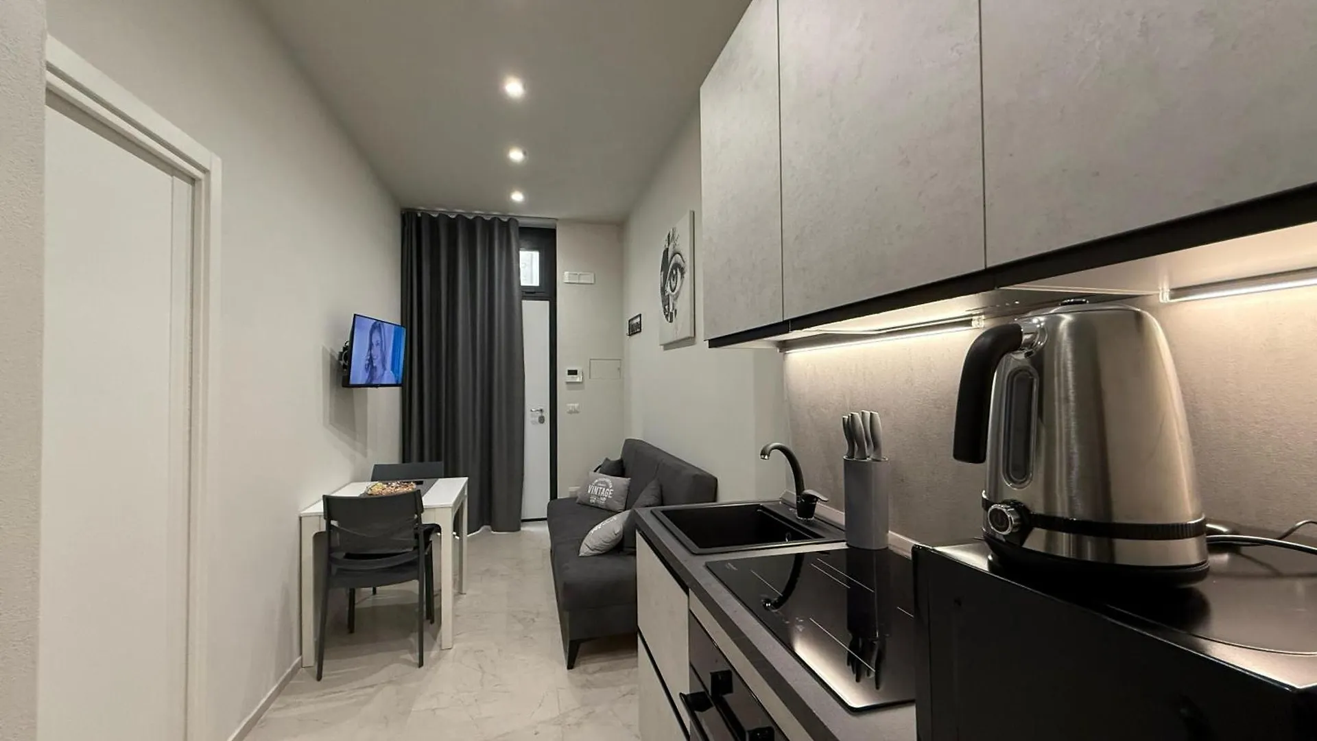 Mirror Apartment Bari